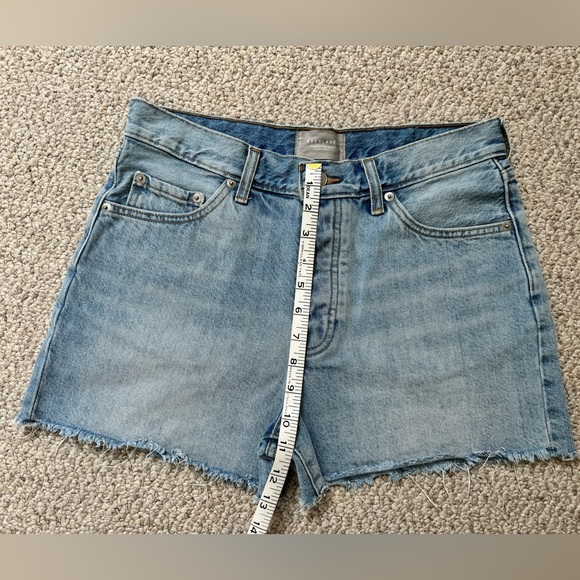 Relaxed 90s Jean Short - Picture 4 of 8